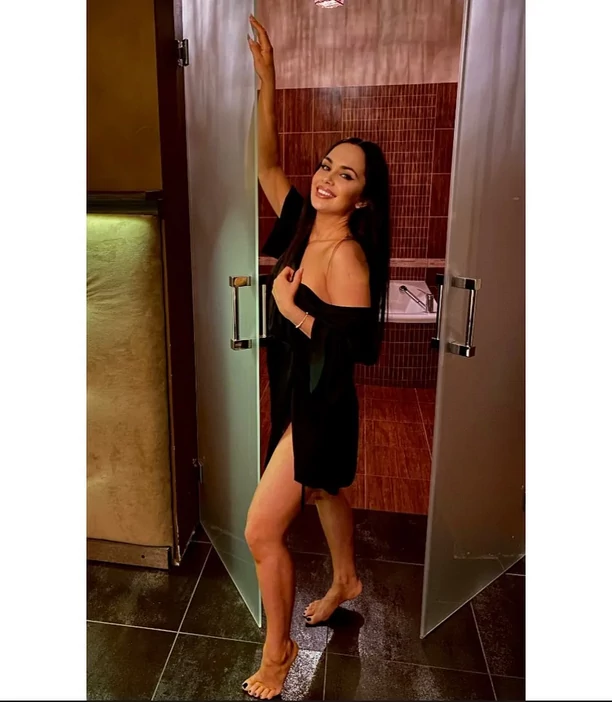 Piękna gwiazda disco polo przyłapana na sali treningowej! Jej sportowy strój przyciąga spojrzenia!