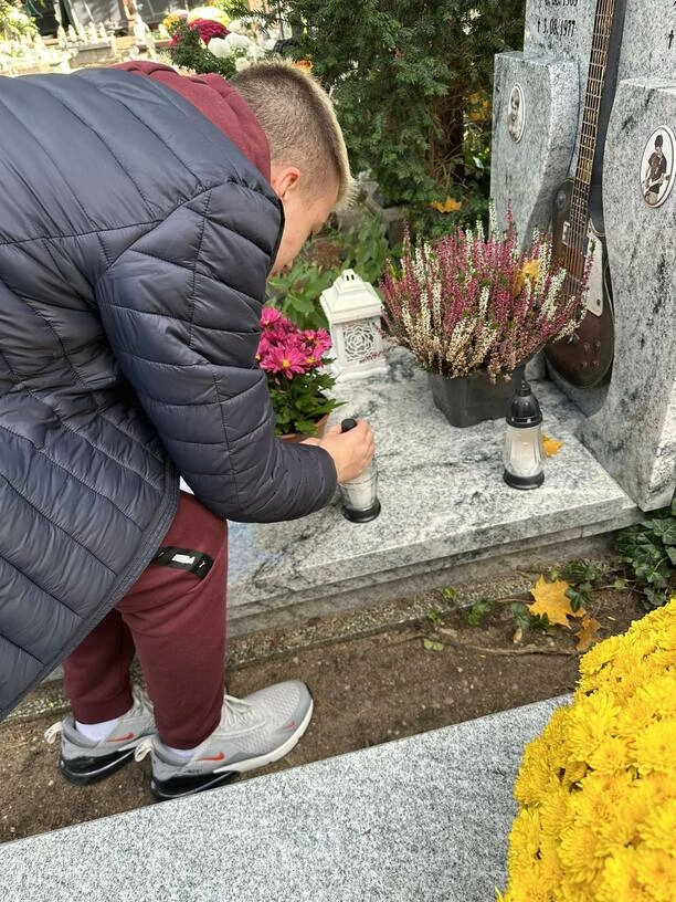 Wszystkich Świętych: WonerS, 14-letni talent, oddaje hołd muzykom i bliskim