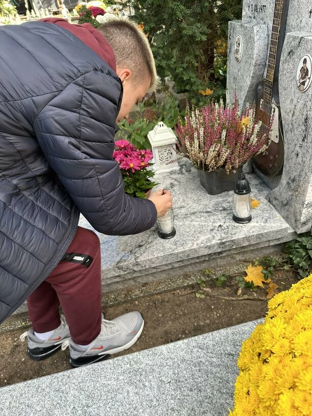 Wszystkich Świętych: WonerS, 14-letni talent, oddaje hołd muzykom i bliskim