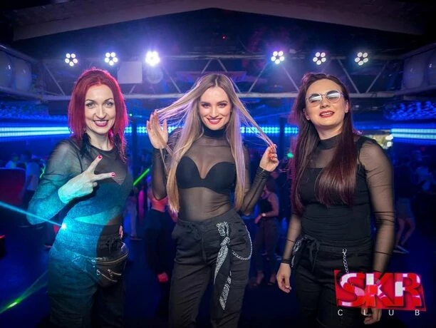 Piękno w potrójnej dawce! Znane artystki disco polo kuszą w wyjątkowych strojach! Fani oczarowani!