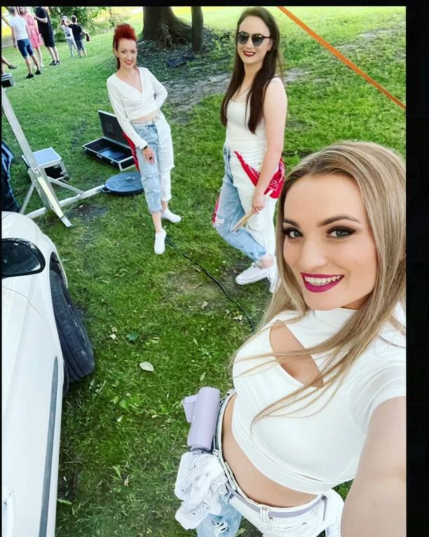 Piękno w potrójnej dawce! Znane artystki disco polo kuszą w wyjątkowych strojach! Fani oczarowani!