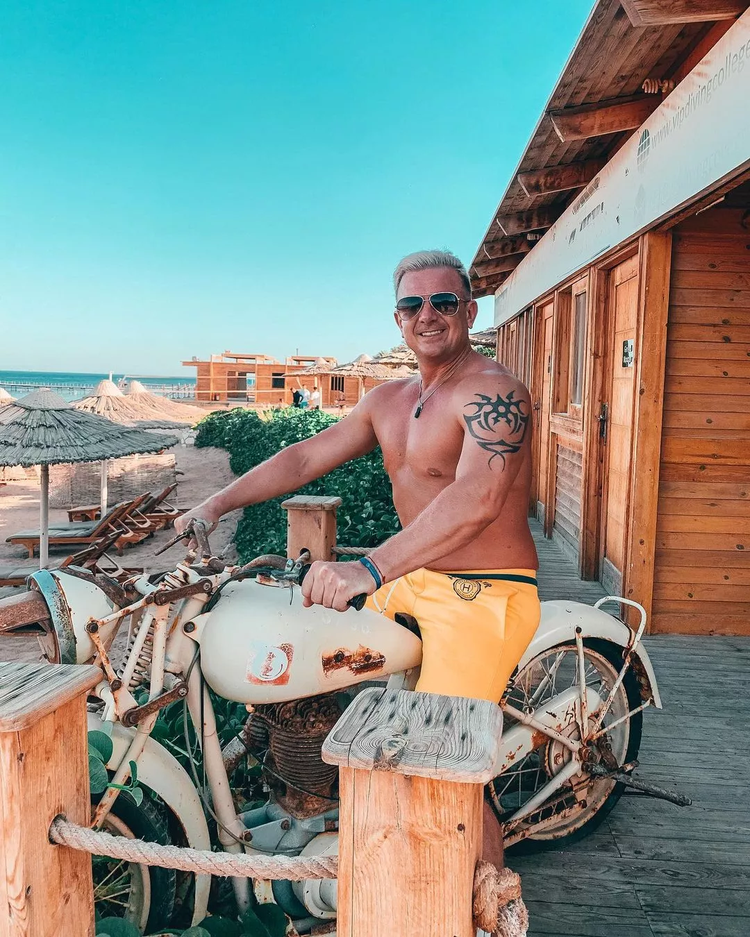 Uwielbiany gwiazdor disco polo odsłonił umięśnioną klatę! Wygląda jak gwiazda Hollywood!