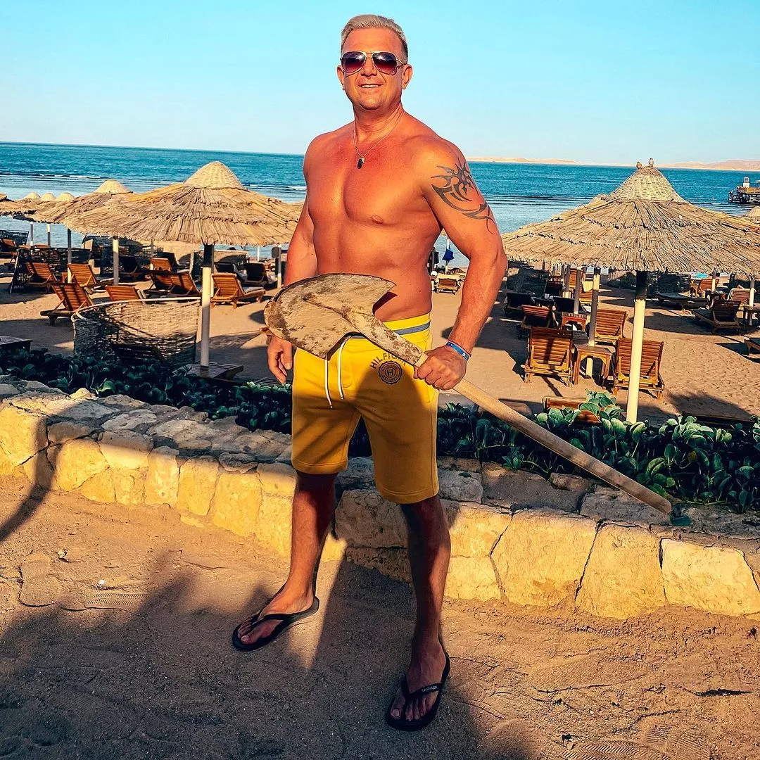 Uwielbiany gwiazdor disco polo odsłonił umięśnioną klatę! Wygląda jak gwiazda Hollywood!