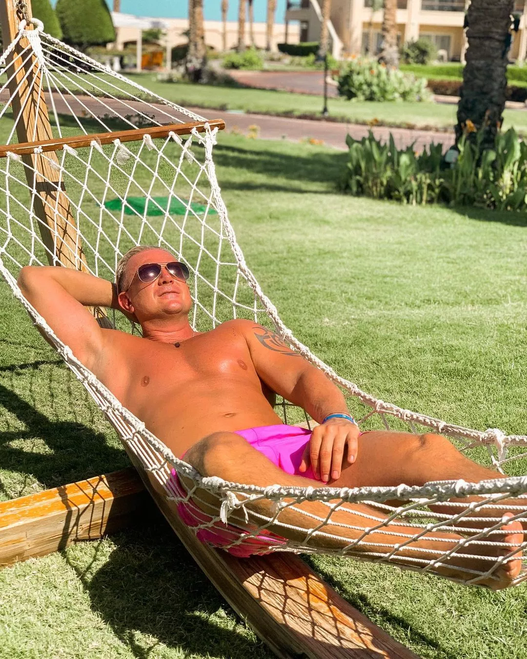 Uwielbiany gwiazdor disco polo odsłonił umięśnioną klatę! Wygląda jak gwiazda Hollywood!