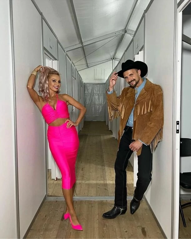 Przepiękna Agnieszka Drewnicka Exaited i Maciej Smoliński znów razem! Wokalistka w różowej stylizacji wygląda cudownie!