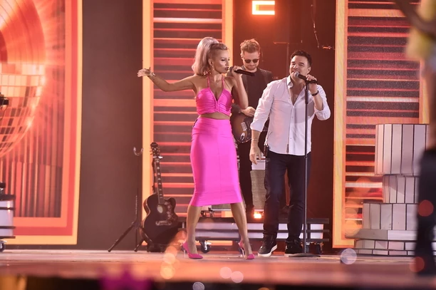 Przepiękna Agnieszka Drewnicka Exaited i Maciej Smoliński znów razem! Wokalistka w różowej stylizacji wygląda cudownie!