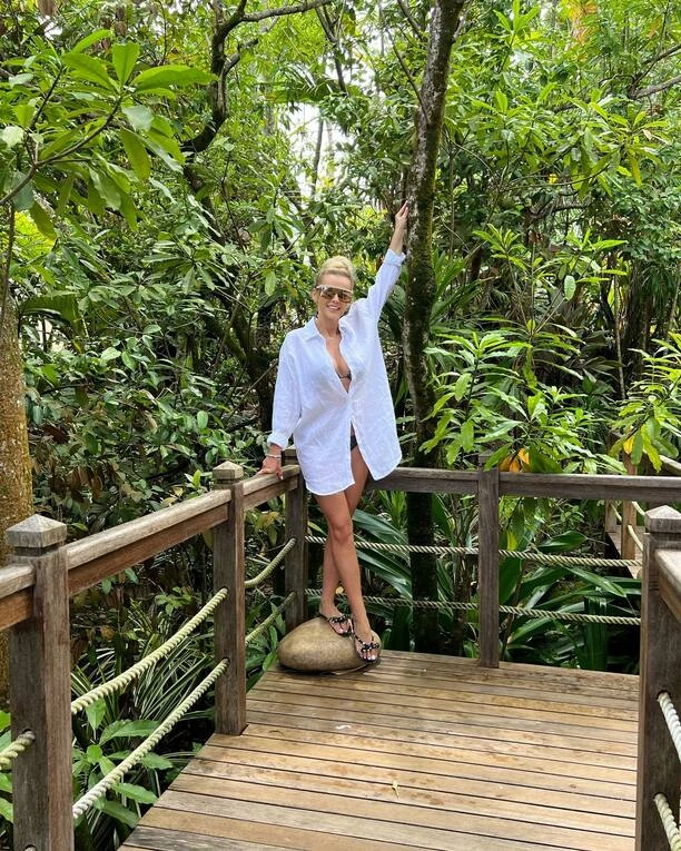 Monika Chwajoł na wakacjach! Zobaczcie jak pręży się z głębokim dekoltem!