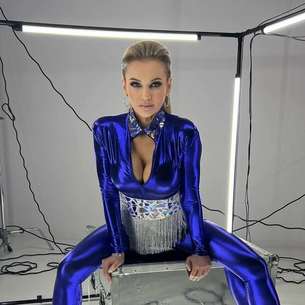Znana wokalistka disco polo szokuje obcisłym strojem! wygląd Moniki Chwajoł skomentowała nawet Magda Narożna! 