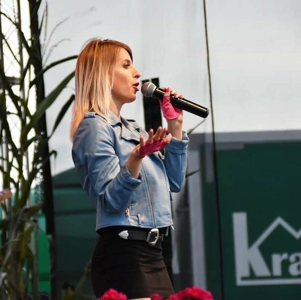 Nieziemsko piękna królowa disco polo kusi zgrabnymi nogami na koncercie! Fani disco polo zachwyceni wyglądem gwiazdy! 