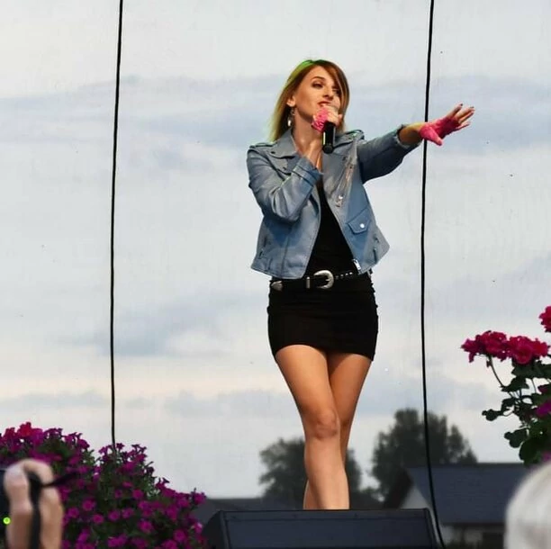 Nieziemsko piękna królowa disco polo kusi zgrabnymi nogami na koncercie! Fani disco polo zachwyceni wyglądem gwiazdy! 