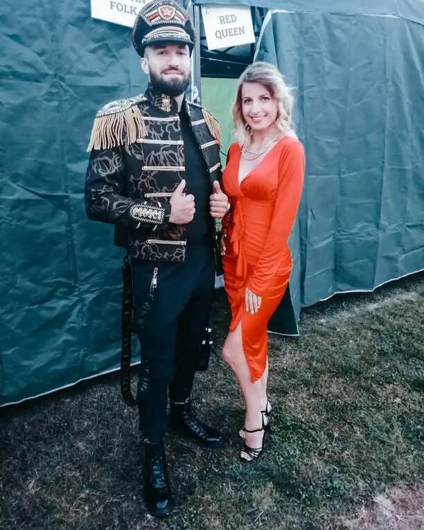 Nieziemsko piękna królowa disco polo kusi zgrabnymi nogami na koncercie! Fani disco polo zachwyceni wyglądem gwiazdy! 