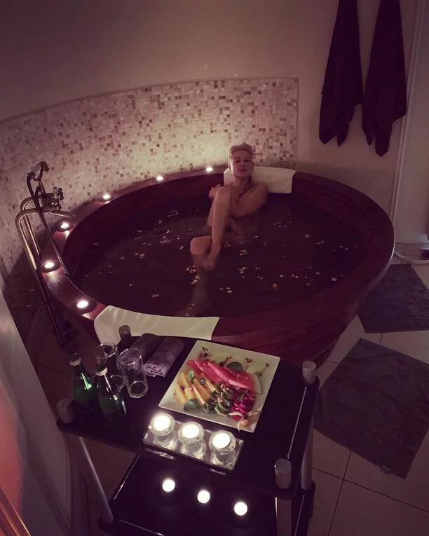 Gorące zdjecia Magdaleny Narożnej Piękni i Młodzi! Gwiazda disco polo zdjęła ubranie! Internauci zachwyceni!