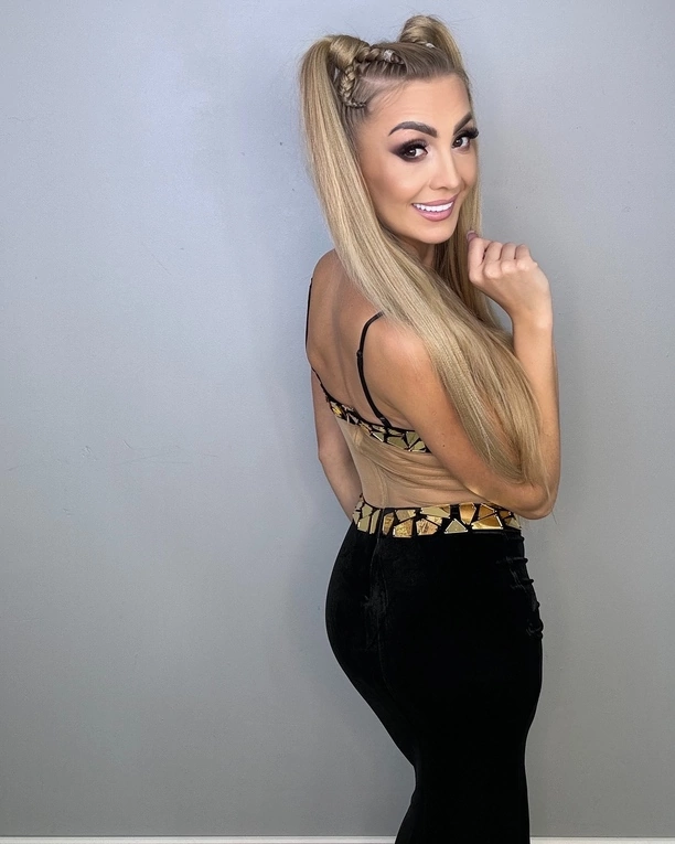 Ogromny dekolt na pierwszym planie Joanny Narożnej robi furorę! Żona Dawida Narożnego zachwyca nową stylizacją
