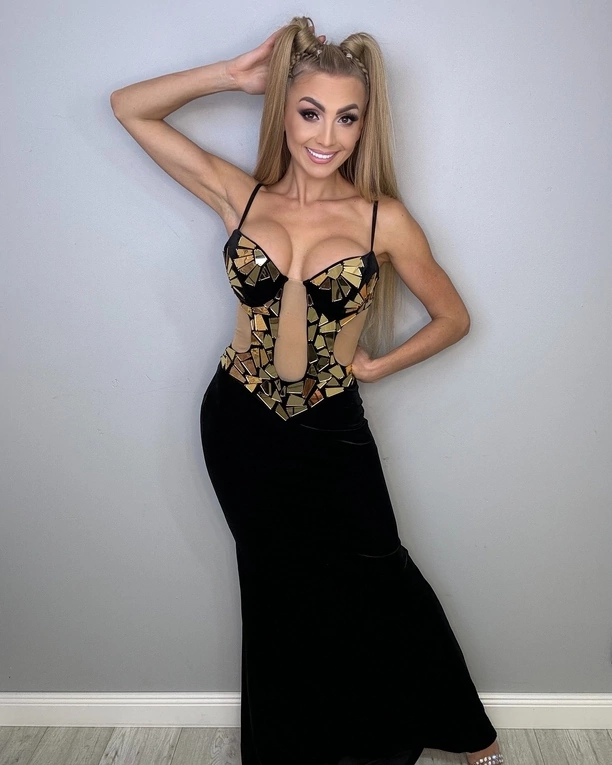 Ogromny dekolt na pierwszym planie Joanny Narożnej robi furorę! Żona Dawida Narożnego zachwyca nową stylizacją
