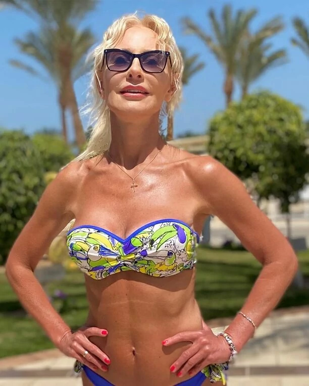 Cudowna gwiazda kusi na wakacjach! Elwira Mejk pokazała pośladki w skąpym bikini! Internauci komentują ”Cudowne ciało”!
