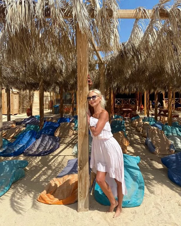 Cudowna gwiazda kusi na wakacjach! Elwira Mejk pokazała pośladki w skąpym bikini! Internauci komentują ”Cudowne ciało”!
