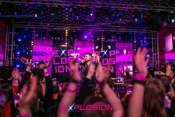 Joker i tłumy na jego koncercie świątecznym w klubie Explosion w Warszawie