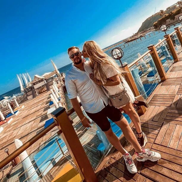 Romantyczne chwile uwielbianej Pauli Karpowicz w Paryżu! Gwiazda spędza cudowny czas z narzeczonym!