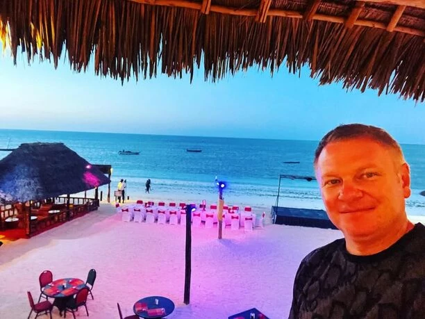 Popularny wokalista disco polo pochwalił się wakacjami marzeń! Robert Klatt Classic odpoczywał na Zanzibarze! Fani są zachwyceni tym co pokazuje w sieci!