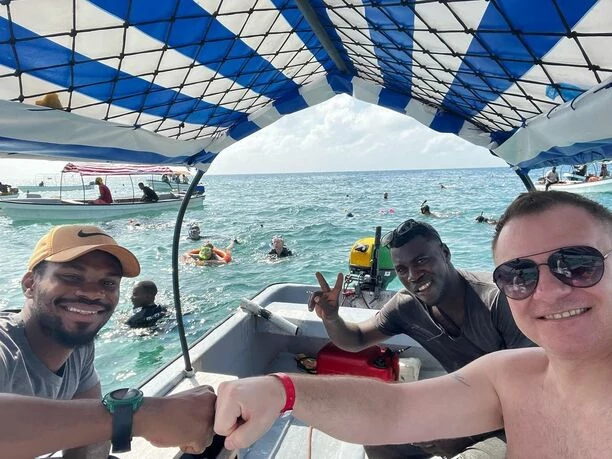 Popularny wokalista disco polo pochwalił się wakacjami marzeń! Robert Klatt Classic odpoczywał na Zanzibarze! Fani są zachwyceni tym co pokazuje w sieci!