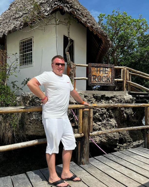 Popularny wokalista disco polo pochwalił się wakacjami marzeń! Robert Klatt Classic odpoczywał na Zanzibarze! Fani są zachwyceni tym co pokazuje w sieci!