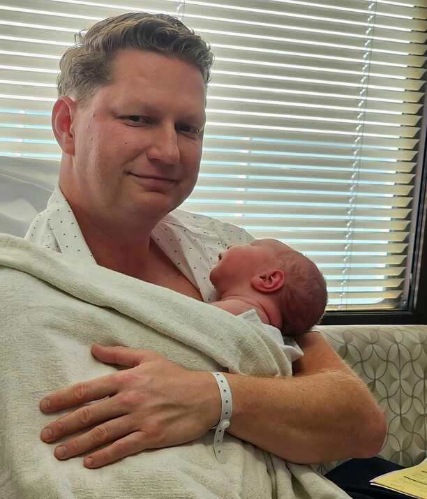 Wielkie wzruszenie! Wokalista disco polo został tatą! Maluch dostał piękne imię! Szczęśliwe chwile w życiu artysty | GALERIA