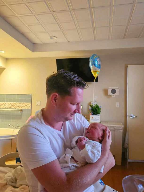 Wielkie wzruszenie! Wokalista disco polo został tatą! Maluch dostał piękne imię! Szczęśliwe chwile w życiu artysty | GALERIA