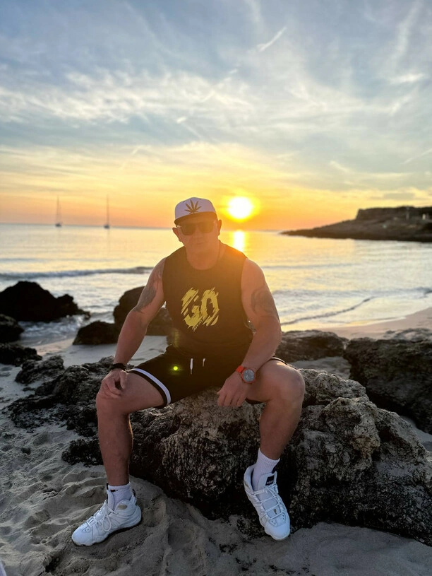 Pudzian Band uderza z nowym klipem! ”Majokra” przeniesie Cię prosto do Hiszpanii

