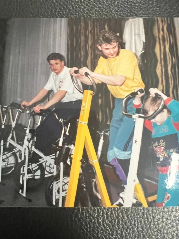 Zenon Martyniuk przyłapany na siłowni! Uwagę zwraca kolorowy dres i bujna fryzura! [FOTO]