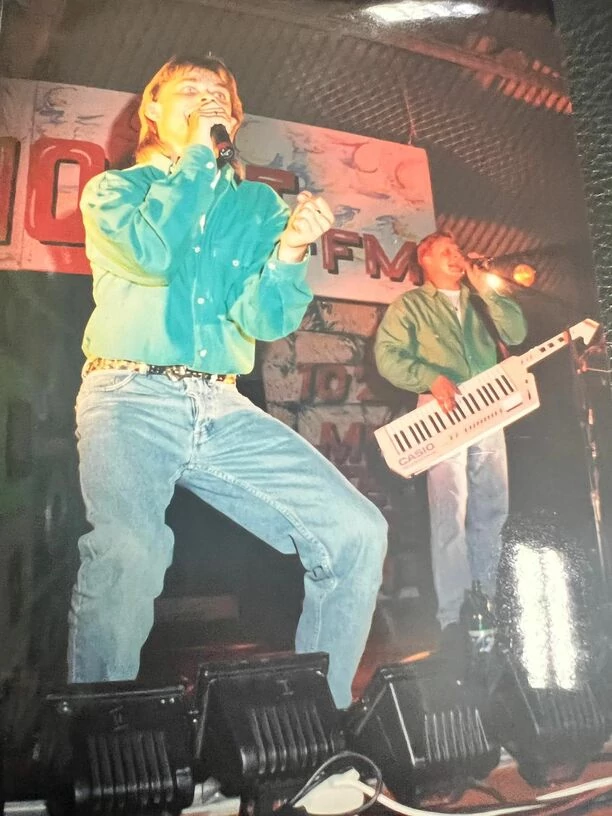 Zenon Martyniuk przyłapany na siłowni! Uwagę zwraca kolorowy dres i bujna fryzura! [FOTO]