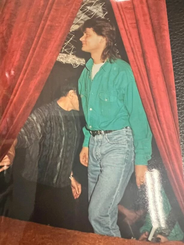 Zenon Martyniuk przyłapany na siłowni! Uwagę zwraca kolorowy dres i bujna fryzura! [FOTO]