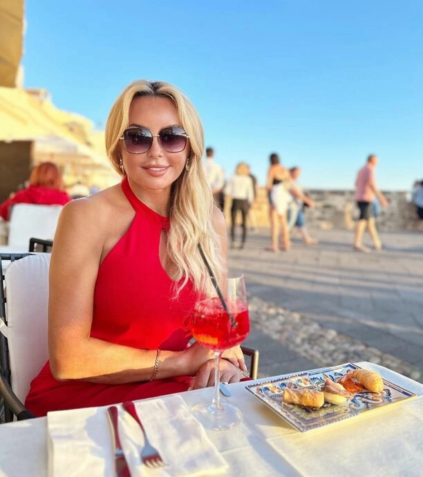 Teresa Werner olśniewa w czerwieni! Co za widok! Spędza wakacje marzeń?! Zobacz najnowsze zdjęcia!
