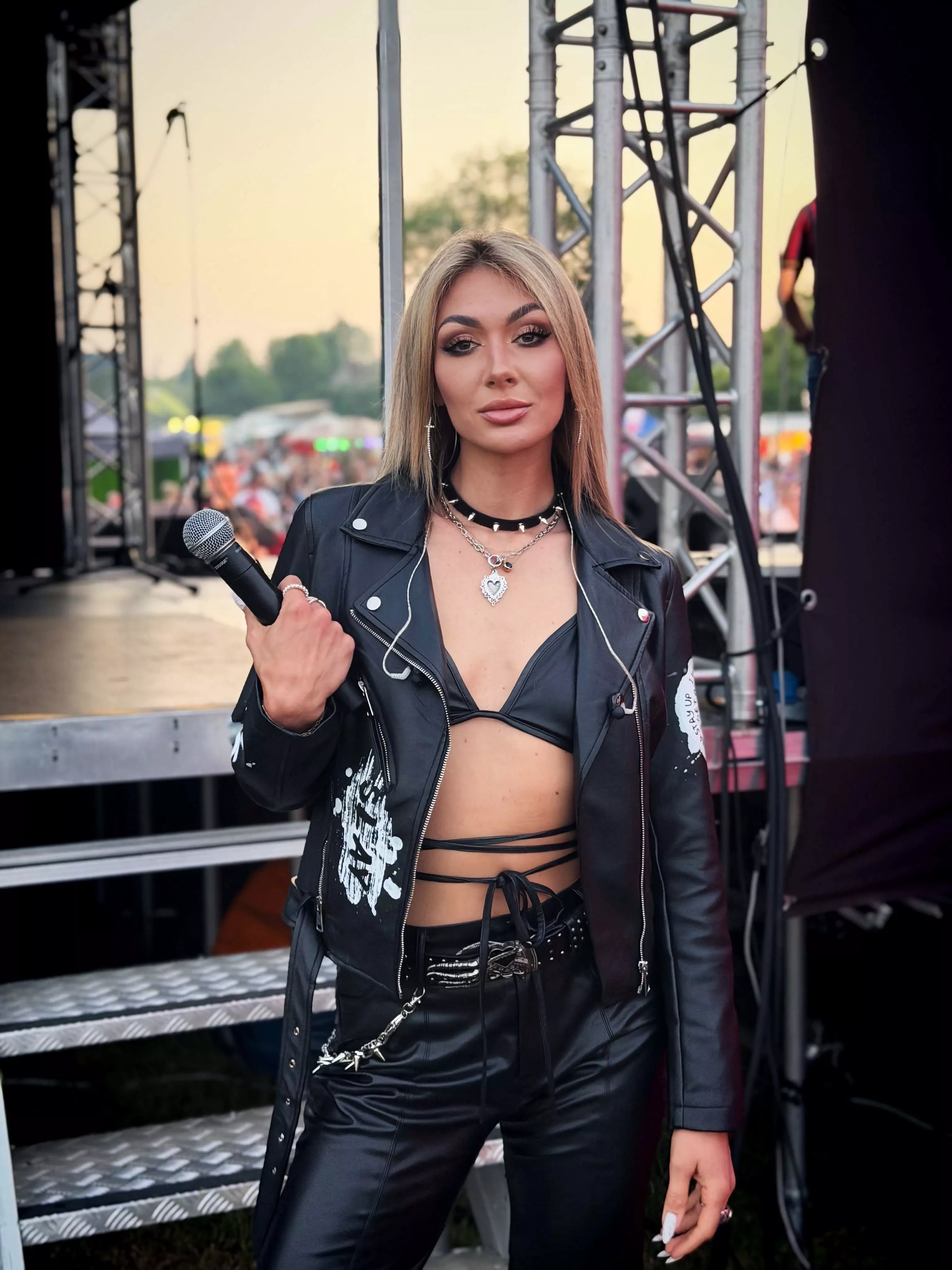 Gorąca Małgorzata Główka z CamaSutry tuż przed występem. Skóra, ćwieki i głęboki dekolt liderki disco polo