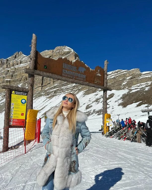 Znana wokalistka disco polo szokuje kreacją w Alpach Wschodnich! Monika Chwajoł w płaszczu z futerkiem! 