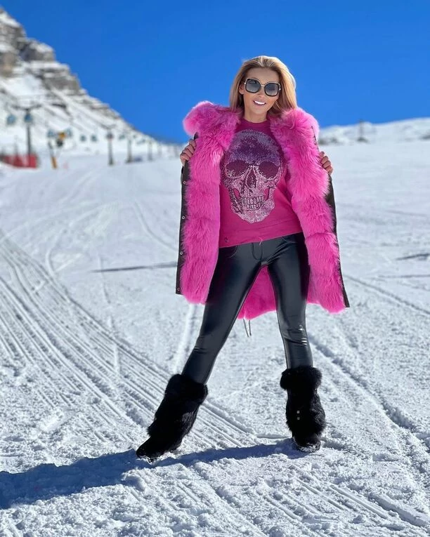 Znana wokalistka disco polo szokuje kreacją w Alpach Wschodnich! Monika Chwajoł w płaszczu z futerkiem! 