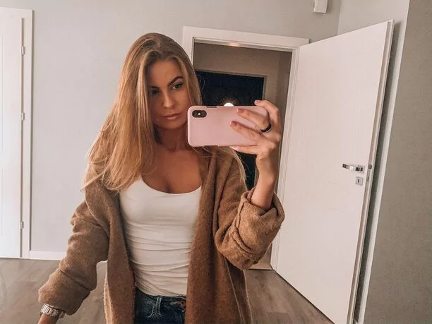 Wokalistka nowego girlsbandu disco polo SZPILKI zachwyca swoją kobiecością! Gwiazda wygląda jak milion dolarów!  