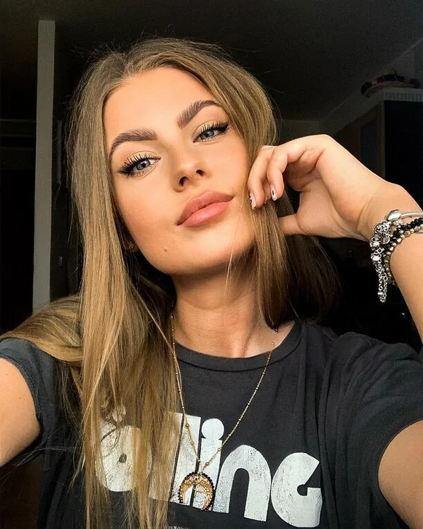 Wokalistka nowego girlsbandu disco polo SZPILKI zachwyca swoją kobiecością! Gwiazda wygląda jak milion dolarów!  