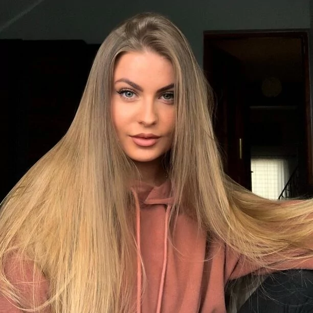 Wokalistka nowego girlsbandu disco polo SZPILKI zachwyca swoją kobiecością! Gwiazda wygląda jak milion dolarów!  