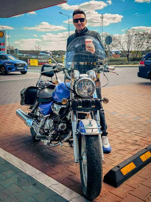 Loverboy na motocyklu to jego nowa pasja