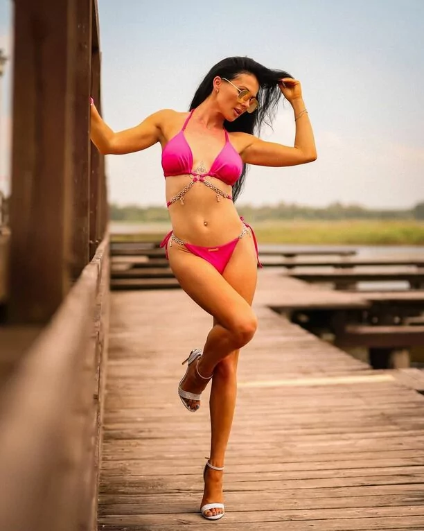 Opadną Wam szczęki! Śliczna wokalistka disco polo w skąpym bikini! Gwiazda promienieje, fani zachwyceni!