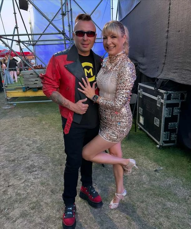 Krótka sukienka i widoczny stanik! Magda Narożna w zmysłowej stylizacji na Pożegnaniu lata w Iłowie