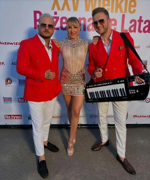 Krótka sukienka i widoczny stanik! Magda Narożna w zmysłowej stylizacji na Pożegnaniu lata w Iłowie