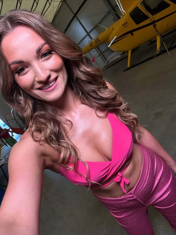 Piękna gwiazda disco polo kusi stylizacją! Dekolt, brzuch i seksowny look