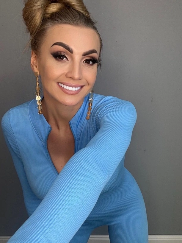 Takiej stylizacji Joanny Narożnej trudno nie zauważyć. Obcisły kombinezon i ogromny dekolt natychmiast przyciągają uwagę