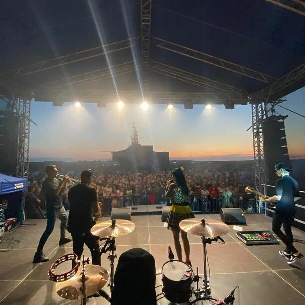 Tłumy na koncercie zespołu Daj to Głośniej! Gwiazdorzy disco polo rozpalili publiczność do czerwoności! Zobaczcie materiał!