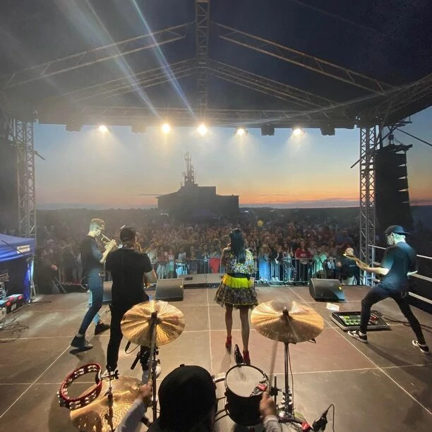 Tłumy na koncercie zespołu Daj to Głośniej! Gwiazdorzy disco polo rozpalili publiczność do czerwoności! Zobaczcie materiał!