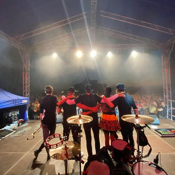 Tłumy na koncercie zespołu Daj to Głośniej! Gwiazdorzy disco polo rozpalili publiczność do czerwoności! Zobaczcie materiał!