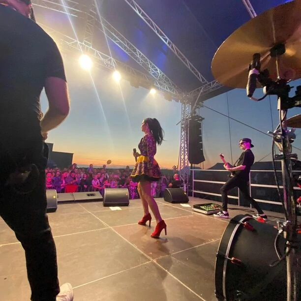 Tłumy na koncercie zespołu Daj to Głośniej! Gwiazdorzy disco polo rozpalili publiczność do czerwoności! Zobaczcie materiał!