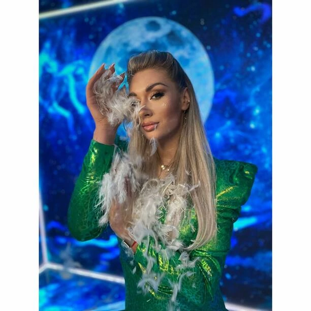 Małgorzata Główka z zespołu Camasutra czaruje w zielonej stylizacji – Gorące zdjęcia z planu Polo TV