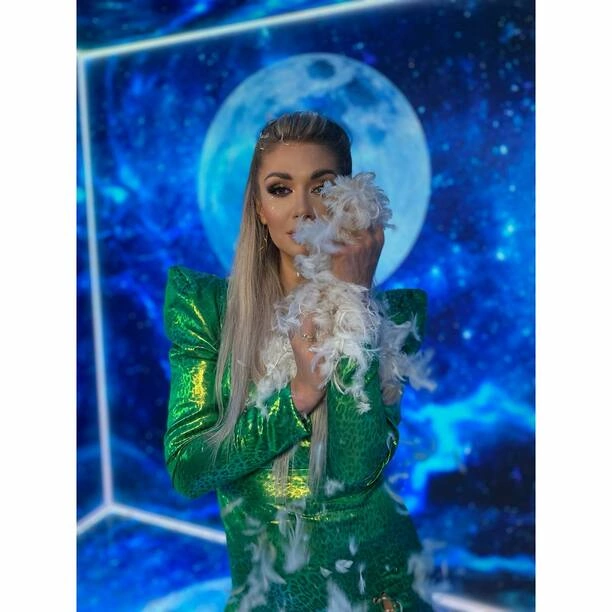 Małgorzata Główka z zespołu Camasutra czaruje w zielonej stylizacji – Gorące zdjęcia z planu Polo TV